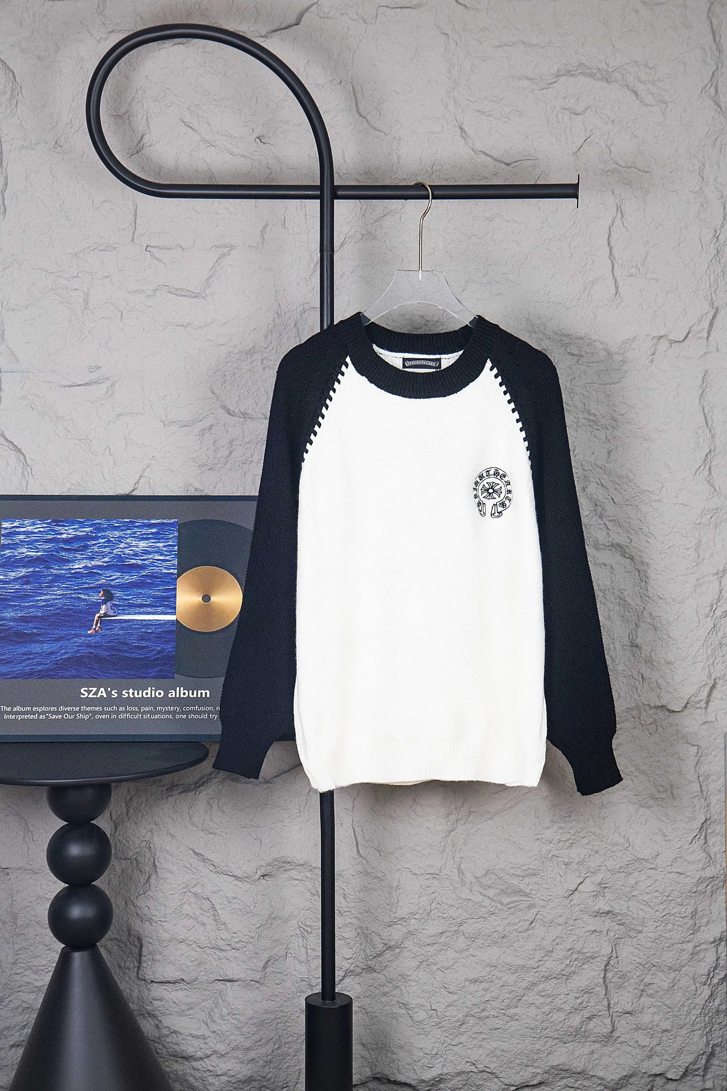 P290 ChromeHearts popular Chrome Hearts CH Sanskrit horseshoe cross embroidery pullover round neck raglan sleeve sweater. Contrast color splicing raglan round neck knitted sweater, unique knitting texture, soft and skin-friendly, classic pattern embroidery on the front and back. Retro chic. The contrasting color raglan sleeve design and the thick stitching craftsmanship at the joints make it look great when worn alone or layered! The fit is loose and slimming! Fashionable patchwork colored sweater, colorfully intertwined, with clear layers, warm and slimming. Whether worn alone or layered, you can easily control various styles and show your personal charm. The raglan sleeves are shoulder-width in contrasting colors and have ultra-detailed embroidery on the front and back, giving it a casual street feel. It looks great when worn alone! The sleeves are designed with contrasting colors and seams, and the round neck style reveals the neck and flatters the face shape! Wool blend knitted fabric, soft, comfortable and warm to the touch. Contrasting color design➕Loose fit, not flattering on your body shape and slimming, not to mention how easy it is to wear! Basic, versatile and fashionable classic! Black and white are versatile! Black and gray high-end! Couples get involved!  Color: black and white/black gray Size: S~M~L
